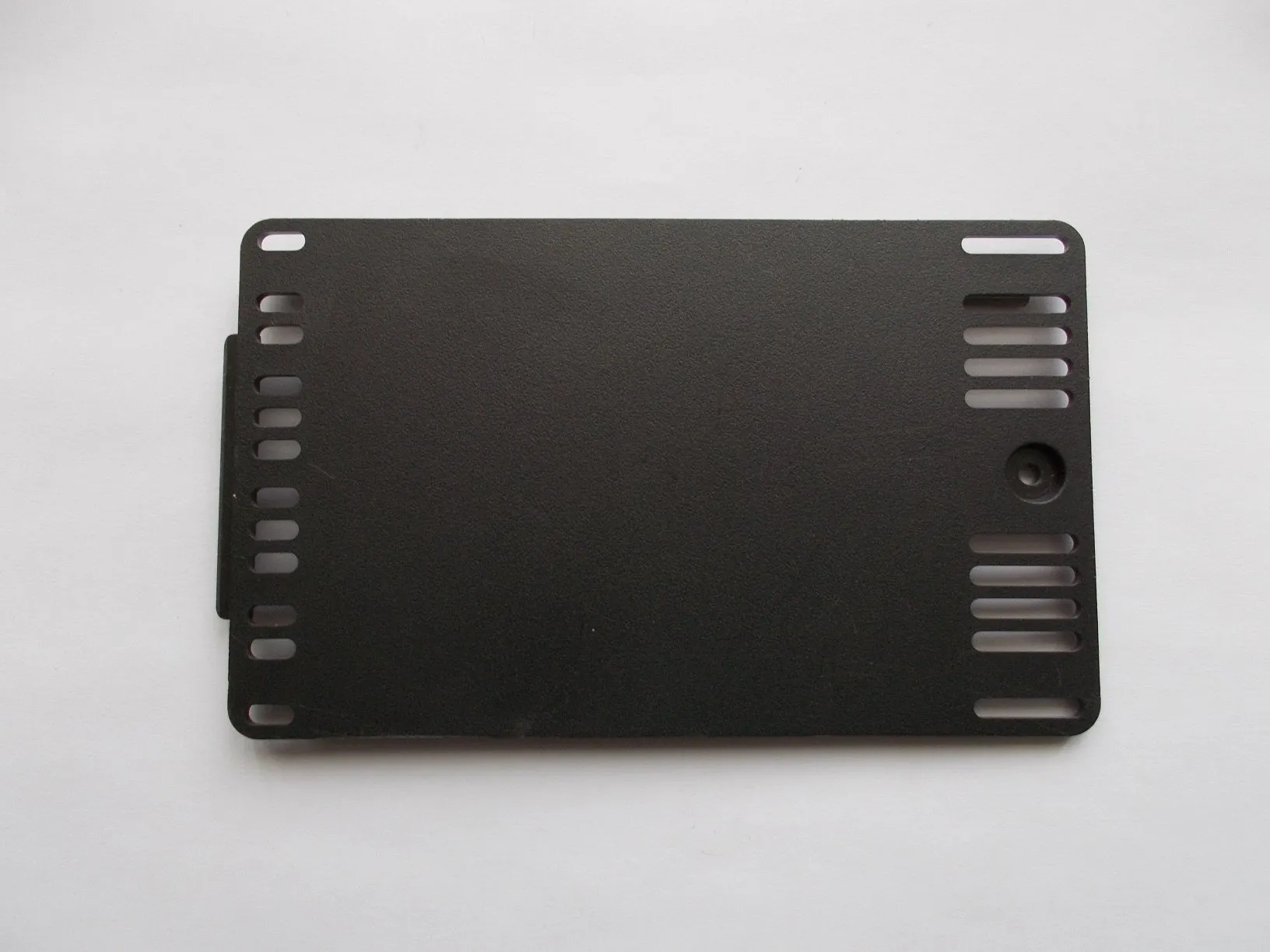 картинка Крышка отсека HDD HDD COVER ASS'Y P18 BLACK FOR POS355 716130100030HDD от магазина ККМ.ЦЕНТР